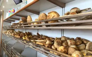 Biscotti da forno ricoperti per metà di cioccolato